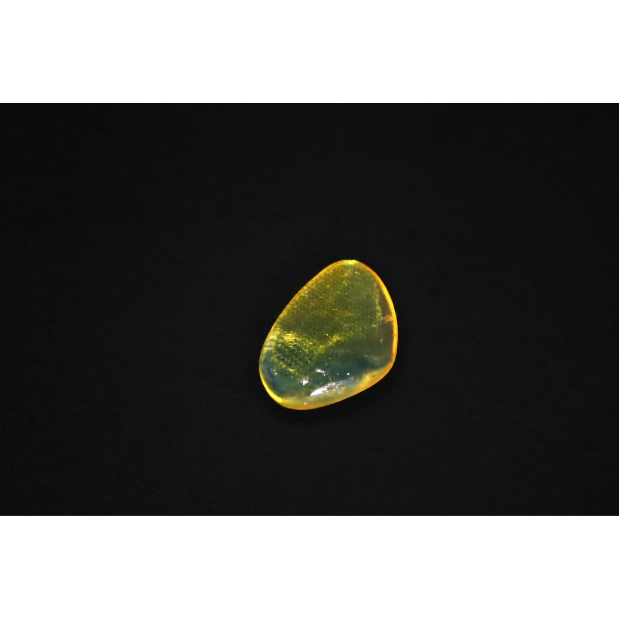Clear royal blue Natural Dominican Amber freeform Polished Stone 25 mm – photo 4