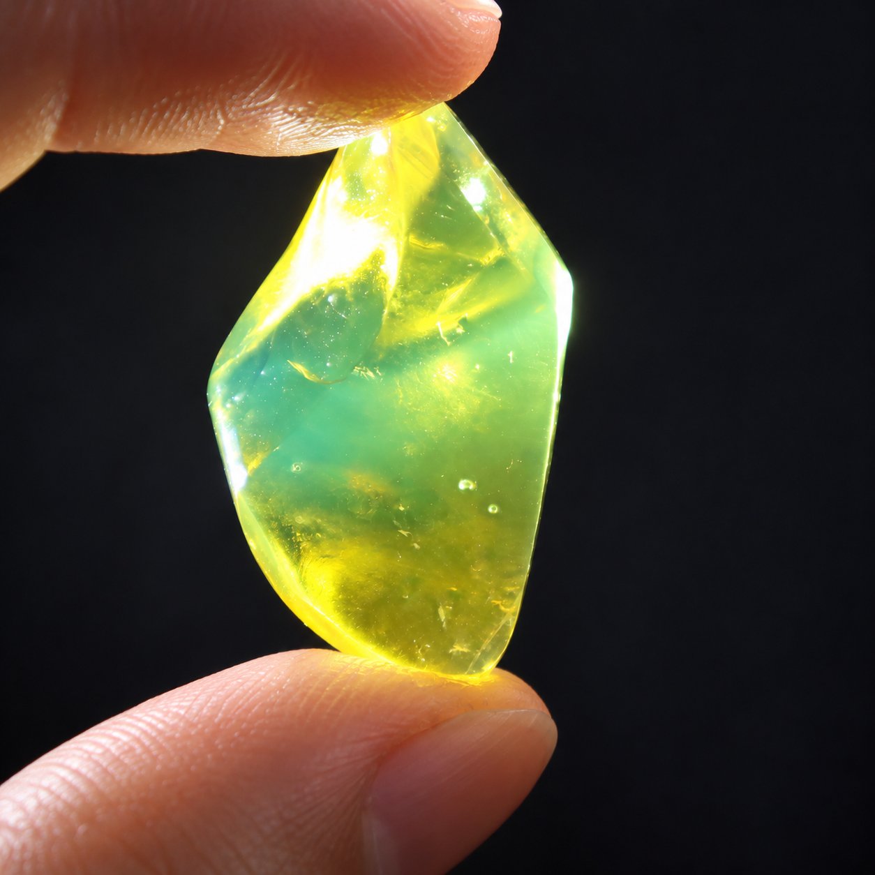 Real olive green polished Dominican amber 35mm – photo 8