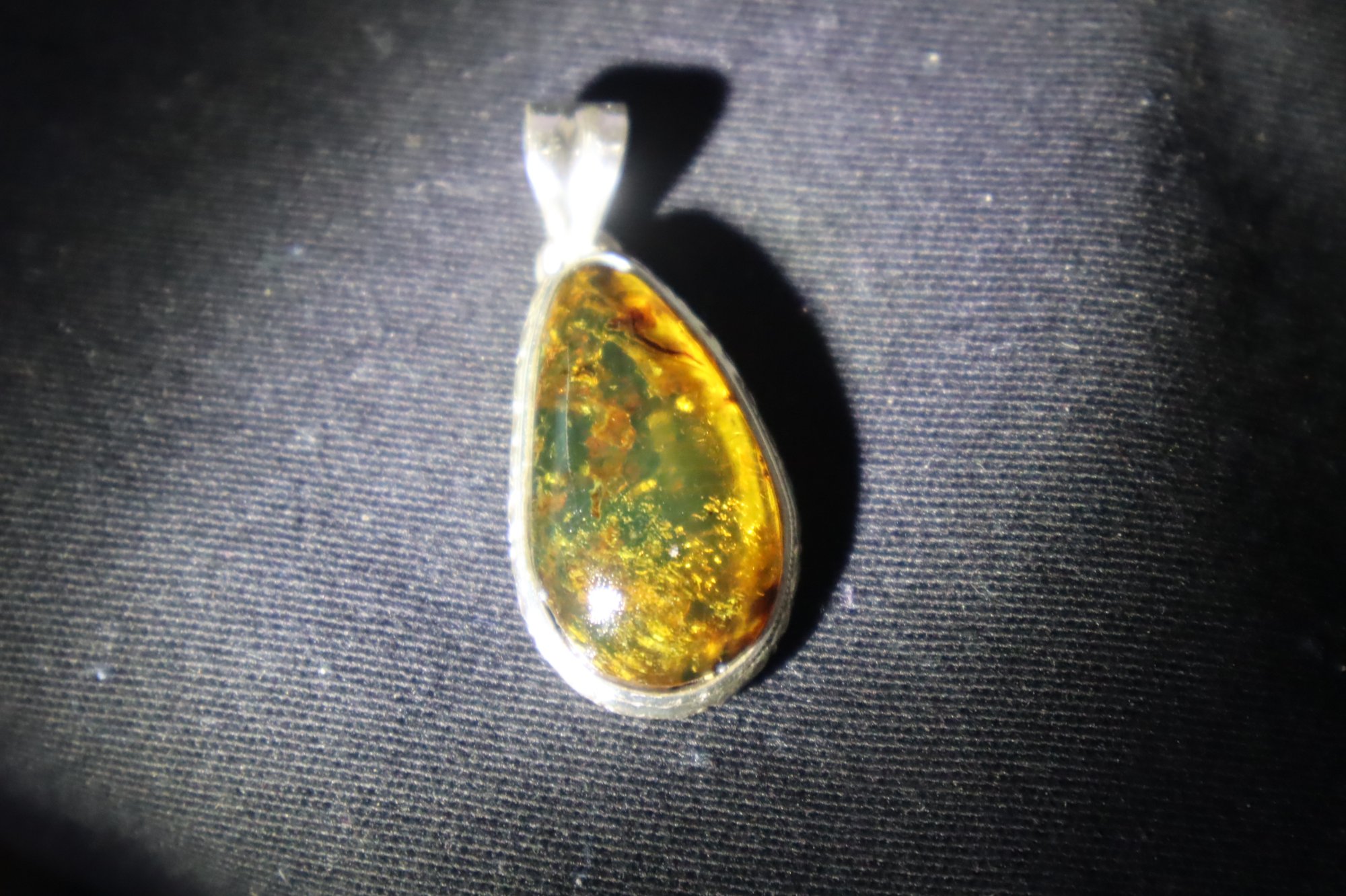 Studio made olive green Dominican amber sterling silver pendant 1.1g – photo 7