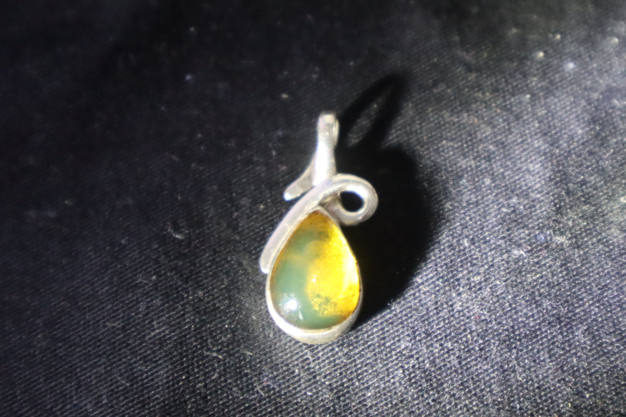 Studio made yellow green Dominican amber sterling silver pendant 1.6g – photo 7
