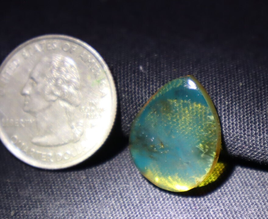 Impressive Natural Dominican Clear Olive Blue Amber Polished Pendant Stone 20mm – photo 9