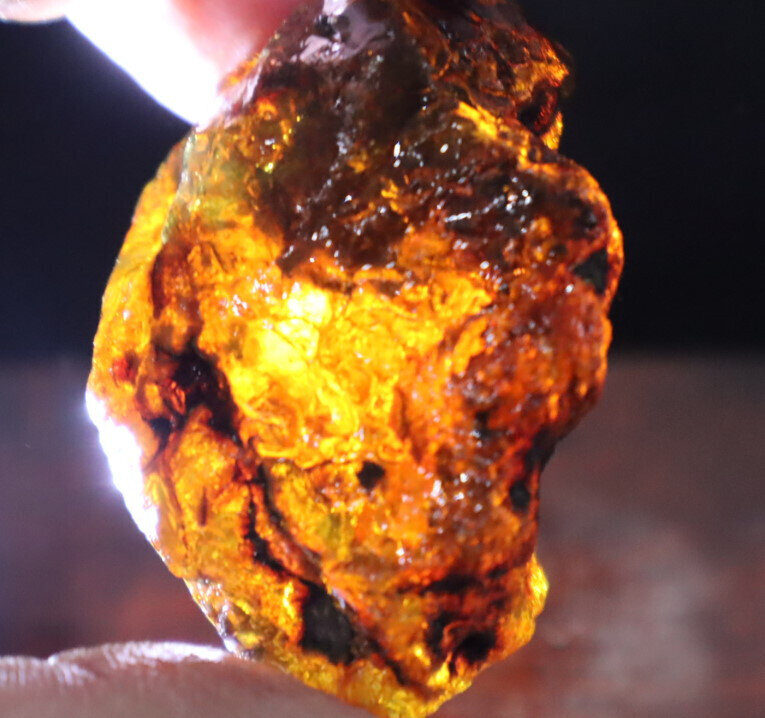 Charming Natural Dominican Clear Cognac Green Blue Amber Rough Specimen 37gram – photo 9