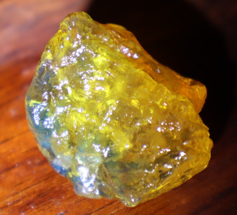 Lovely Natur, Dominican Crystal Clear Deep Yellow Amber Rough Specimen 34mm 11.8 – photo 4